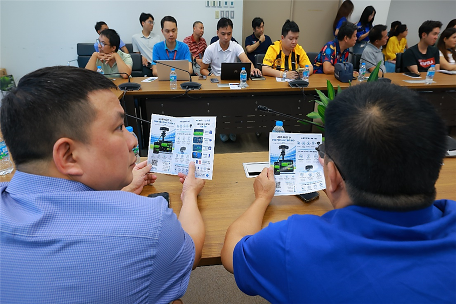 Đại biểu trải nghiệm trực tiếp hệ thống camera AI Pixellot tại hội thảo